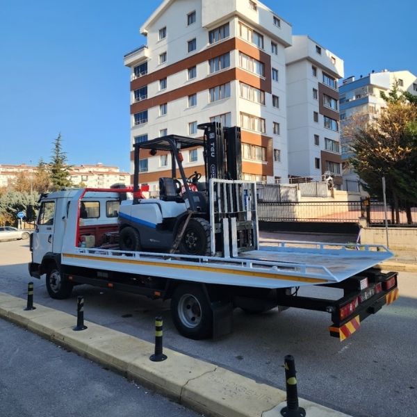 Keçiören forklift kiralama fiyatları için sahada çalışan forklift makinesi
